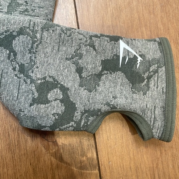 NWOT GYMSHARK ADAPT CAMO SEAMLESS LONG SLEEVE CROP TOP GREEN SIZE S - Picture 10 of 12